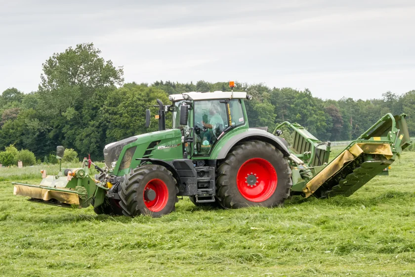 Fendt 828 Vario z rzeczywistym zestawem kosiarek do trawy