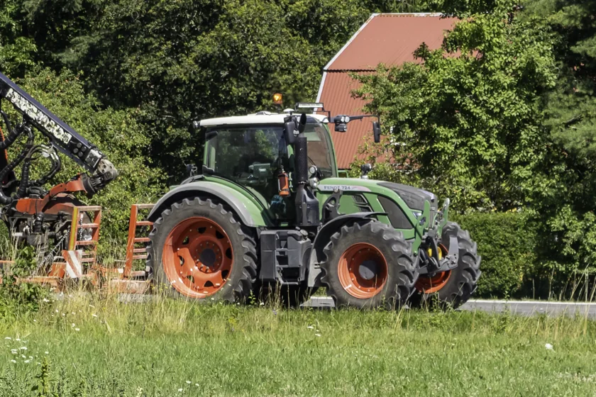 Rzeczywisty ciągnik Fendt 724 Vario, widok z boku