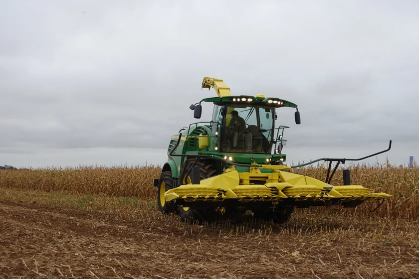 Rzeczywista sieczkarnia John Deere z przystawką do zbioru kukurydzy